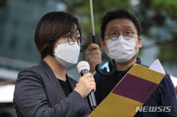 일본군성노예제 문제해결을 위한 1451차 수요시위 기자회견이 열린 5일 오후 서울 종로구 옛 일본대사관 앞에서 이나영 정의기억연대 이사장이 경과보고를 하고 있다. /사진=뉴시스