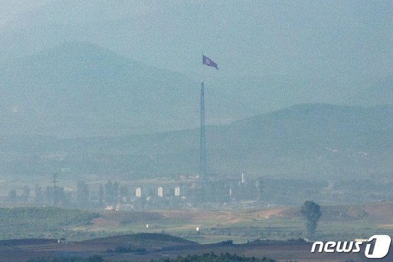 북한이 대남 전단(삐라) 살포 준비, 대남 확성기 재설치를 하는 등 남북관계 긴장감이 감도는 22일 경기 파주 접경지역에서 바라본 북한 기정동 마을에 인공기가 바람에 날리고 있다. 2020.6.22/뉴스1