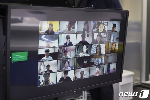 각자 집에서 온라인 회식을 하는 회사원들 /사진=뉴스1