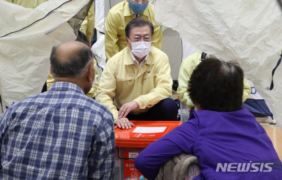 [파주=뉴시스]배훈식 기자 = 접경지역 호우피해 현장 방문에 나선 문재인 대통령이 6일 오후 경기 파주시 마지초등학교에 마련된 이재민 임시주거시설을 찾아 이재민을 위로하고 있다. 2020.08.06. dahora83@newsis.com <저작권자ⓒ 공감언론 뉴시스통신사. 무단전재-재배포 금지.> /사진=뉴시스화상