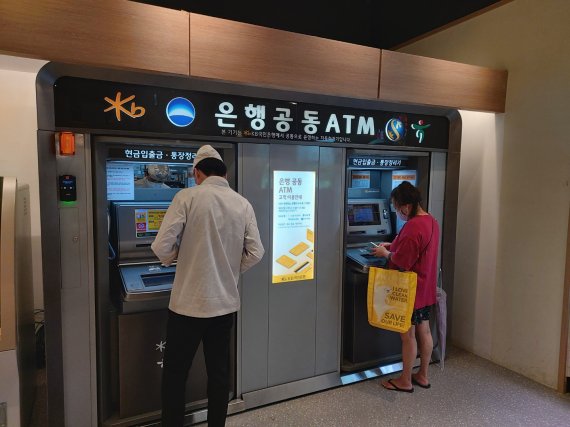 지난 5일 고객들이 경기 하남 덕풍3동 이마트 1층에 위치한 4대 은행 공동 ATM를 이용하고 있다. 사진=이용안 기자