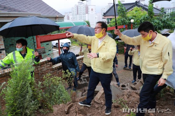 조광한 남양주시장 화도읍 옹벽 붕괴현장 점검. 사진제공=남양주시