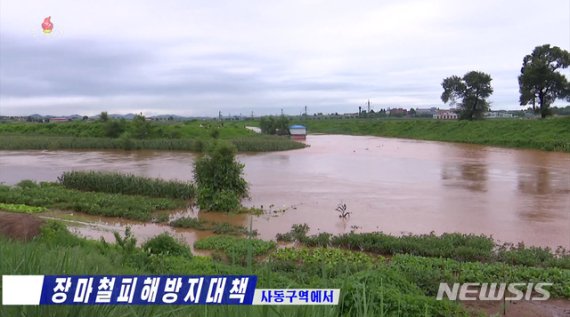 [서울=뉴시스]북한 조선중앙TV는 6일 평양시 사동구역 농가의 수해 피해 모습을 보도했다. (사진=조선중앙TV 캡쳐) 2020.08.07 photo@newsis.com /사진=뉴시스