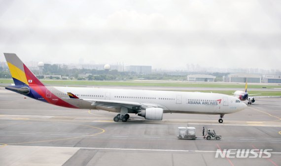 지난달 31일 오전 서울 강서구 김포공항 국내선청사 전망대에서 바라본 아시아나항공기가 이륙하고 있다. 사진-=뉴시스
