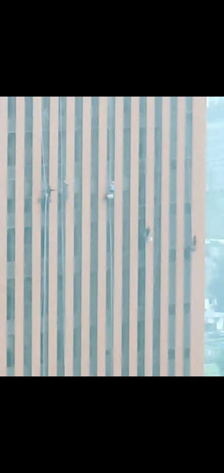 [단독]서울스퀘어, 빗속 고층 외벽청소 논란..불법 가능성