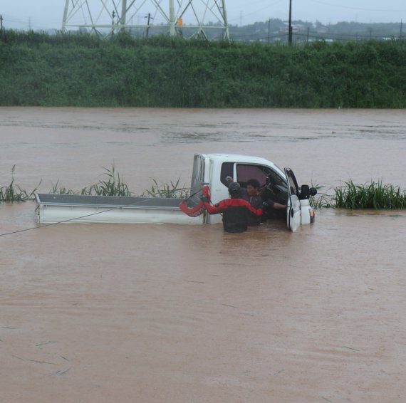 급격히 불어난 익산천 범람으로 트럭침수... 운전자 2명 구조