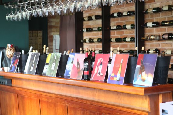 지난 5일 서울 강남구 알리고떼 청담 레스토랑에서 열린 코리아와인챌린지 역대 수상 와인 평가회에 출품된 와인들.