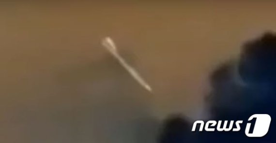 조작된 영상물에 겹쳐 보이는 가짜 미사일(유튜브 갈무리). © 뉴스1