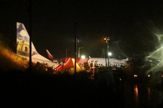 인도 케랄라주 코지코드의 캘리컷 국제공항에서 7일 구조 대원들이 착륙 도중 두동강 난 에어인디아 익스프레스 소속 여객기에서 구조작업을 벌이고 있다.로이터뉴스1