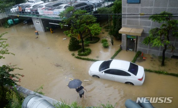 연이은 폭우가 쏟아져 내린 지난 8일 전북 전주시 완산구 신촌3길이 빗물에 잠겨 도로가 유실돼 있다. 뉴시스