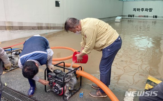 [광주=뉴시스] 김민국 인턴기자 = 8일 오전 광주 북구 신안동 한 아파트 지하주차장이 물에 잠겨 북구청이 배수작업을 벌이고 있다. 2020.08.08.blank95@newsis.com