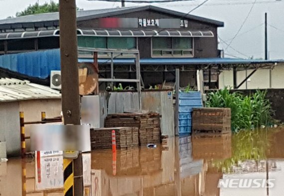 8일 광주 서구 서창동 영산강변에 위치한 서창농협 영농자재센터 창고 일대가 폭우로 불어난 강물에 잠겼다. 이날 영산강 수계 전역에는 홍수 경보가 발령됐다. 사진=뉴시스