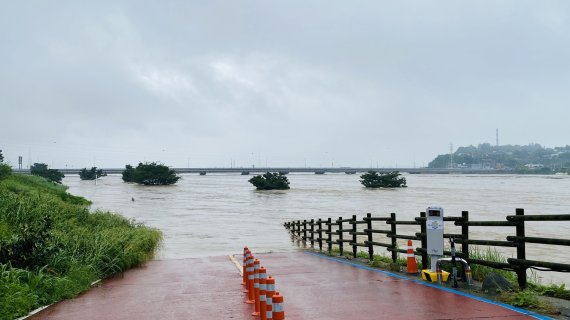 이틀째 300㎜ 넘는 폭우가 쏟아진 전남 나주시 영산강 둔치공원이 물에 잠겨 있다.사진=나주시 제공