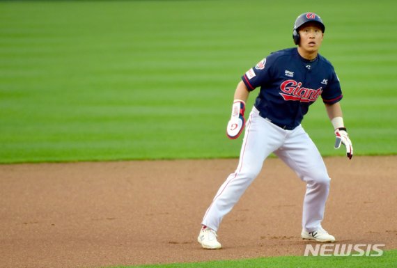 [광주=뉴시스] 류형근 기자 = 3일 오후 광주 북구 광주-기아챔피언스필드에서 열린 2020프로야구 KIA 타이거즈 대 롯데 자이언츠의 경기, 1회초 1사 2루에서 롯데 2루주자 손아섭이 타구를 확인하고 있다. 2020.06.03. hgryu77@newsis.com