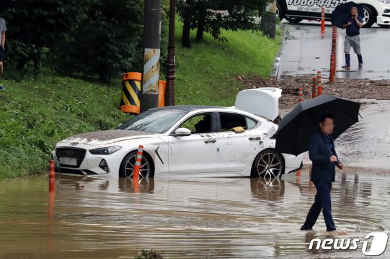 이달 초 발생한 폭우로 갑자기 불어난 물을 미쳐 피하지 못한 차량 모습(뉴스1DB)© News1