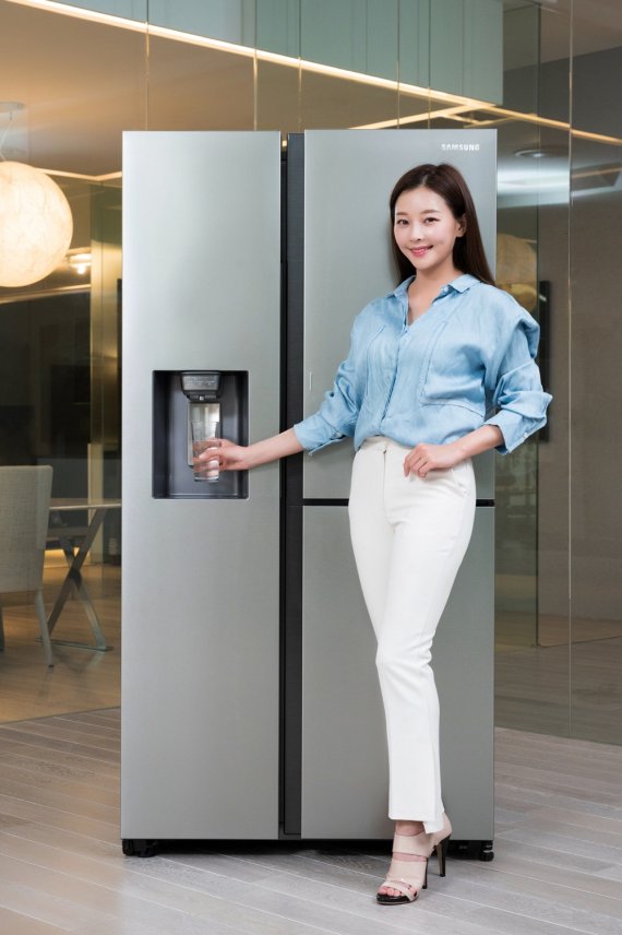 삼성전자 모델이 9일 수원 삼성전자 디지털시티 프리미엄하우스에서 정수기를 탑재한 ‘양문형 정수기 냉장고’ 신제품을 소개하고 있다. 삼성전자 제공