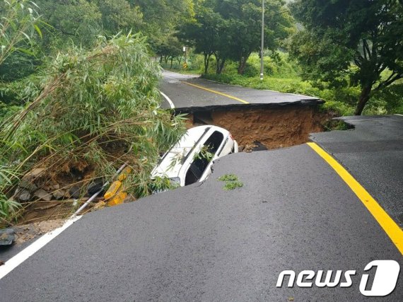 '폭우의 위력?' 무등산 아스팔트 도로 20m '폭삭'