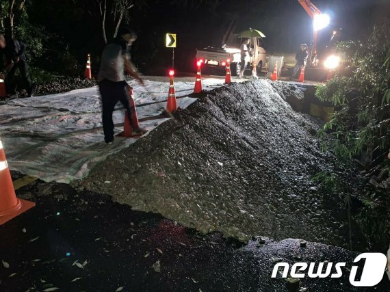 '폭우의 위력?' 무등산 아스팔트 도로 20m '폭삭'