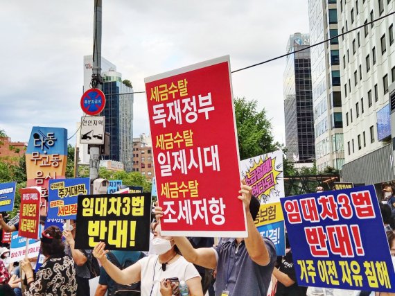 최근 정부의 부동산 규제 정책에 항의하는 시위. fnDB
