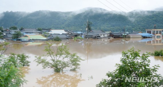 [순창=뉴시스] 김얼 기자 = 연이은 폭우로 전북지역에 호우경보가 발령된 8일 전북 순창군 외이마을이 빗물로 침수돼 있다. 2020.08.08.pmkeul@newsis.com