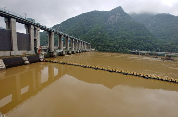 [2보]춘천 의암댐 전복사고 실종자 1명 추가 발견...강대병원 이송중.