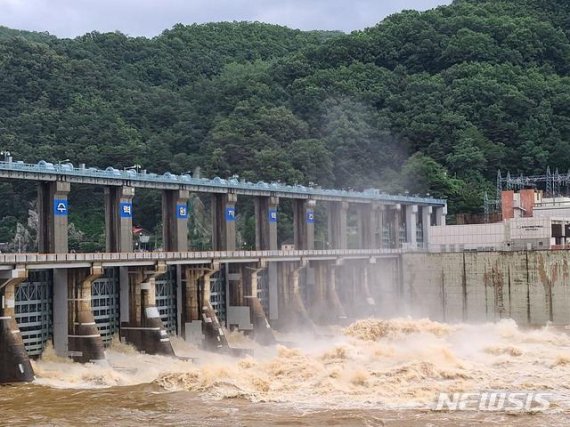 열흘째 폭우에 이재민 7천명 육박…시설 피해 1만4천건