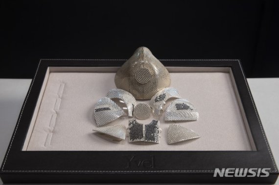 이스라엘 예루살렘 인근 모트자에 있는 보석회사 이벨에 전시돼있는 다이아몬드 마스크의 모델과 부속품들. 150만달러짜리 이 마스크를 미국에 거주하는 중국 사업가가 주문했다고 회사 측은 밝혔다.AP뉴시스