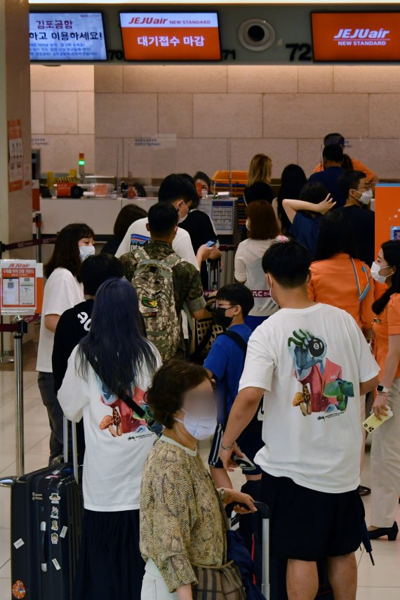 집중호우와 제5호 태풍 장미가 북상하고 있는 10일 오전 서울 하늘길 김포공항 국내선 터미널은 휴가를 떠나는 승객들로 가득하다. 사진=서동일 기자