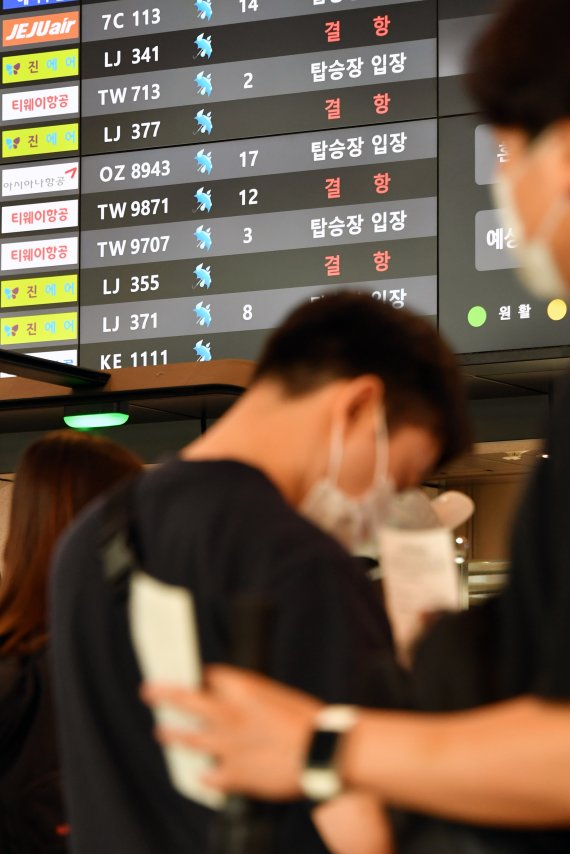 집중호우와 제5호 태풍 장미가 북상하고 있는 10일 오전 서울 하늘길 김포공항 국내선 출발 전광판에 부산, 여수행 등 여객기 결항 안내가 표시되고 있다. 사진=서동일 기자