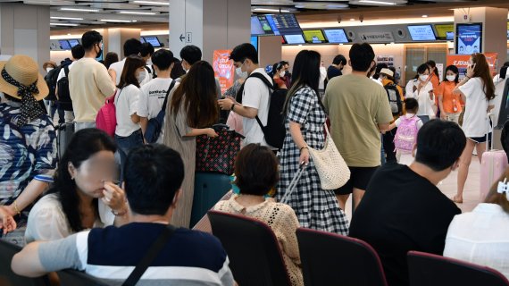 집중호우와 제5호 태풍 장미가 북상하고 있는 10일 오전 서울 하늘길 김포공항 국내선 터미널은 휴가를 떠나는 승객들로 가득하다. 사진=서동일 기자