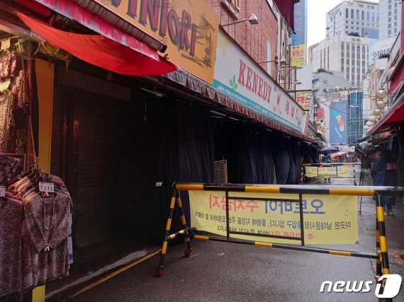 코로나19 확진자가 발생한 서울 남대문시장 케네디상가 앞에 차단대가 놓여있다. 2020.8.10/뉴스1 © News1 이밝음 기자