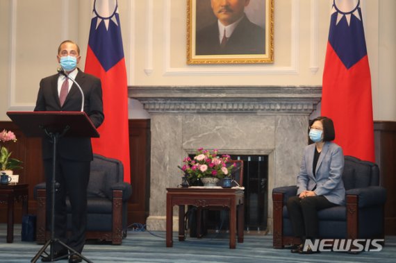 [타이베이=AP/뉴시스]알렉스 에이자 미 보건복지부 장관(왼쪽)이 10일 대만 타이베이에서 차이잉원 총통(오른쪽)과의 회담에 참석해 연설하고 있다.