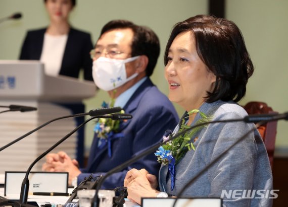 박영선 중소벤처기업부 장관(오른쪽). 뉴시스 제공