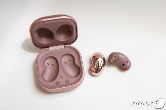 삼성전자가 지난 5일 온라인 '삼성 갤럭시 언팩 2020' 행사에서 공개한 '갤럭시 버즈 라이브'. © News1 유승관 기자