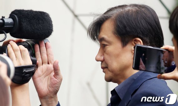2019년 9월 8일 당시 조국 법무부 장관 후보자가 자신 앞을 가로막고 있던 카메라를 손으로 치우며 서울 방배동 자택안으로 들어가고 있다. © News1