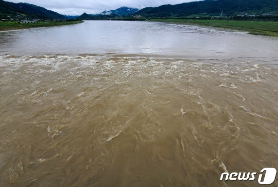 최근 폭우로 인한 수해와 관련해 10일 정치권에선 여야가 서로 책임을 넘기며 공방을 이어갔다. 뉴스1
