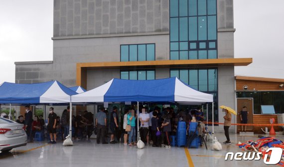 집중호우로 광주 영산강 인근에 있던 S추모관 내 유골함 1800여기가 침수피해를 당한 가운데 10일 유가족들이 허탈한 모습으로 추모관 앞에서 대책을 기다리고 있다.2020.8.10 /뉴스1 © News1 박준배 기자