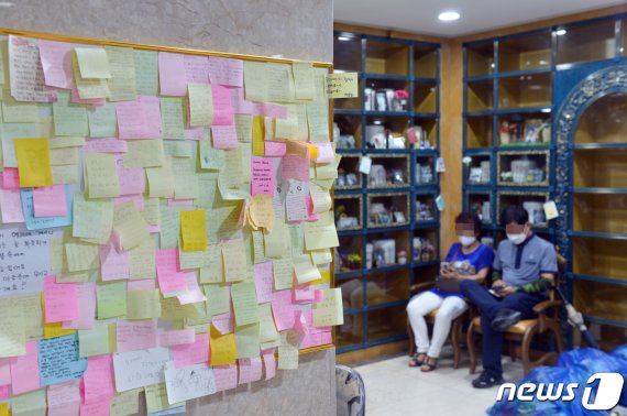 집중호우로 광주 영산강 인근에 있던 S추모관 내 유골함 1800여기가 침수피해를 당한 가운데 10일 한 유가족이 망연자실한 모습으로 앉아있다.2020.8.10 /뉴스1 © News1 박준배 기자