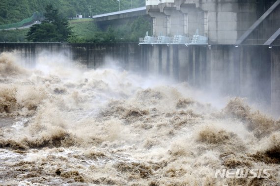 경기도 연천군 군남댐을 통해 임진강물이 방류되고 있다. /사진=뉴시스