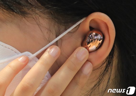 갤럭시버즈 라이브를 착용한 모습 © News1 구윤성 기자