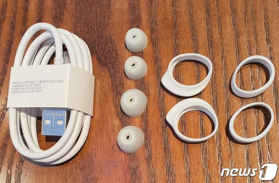 삼성전자 갤럭시버즈+ 기본 제공품. 대·중·소 3가지 '실리콘 폼팁'과 2가지 '실리콘 스킨캡'이 기본 제공됐다. 2020.02.19. /뉴스1 © News1 김정현 기자