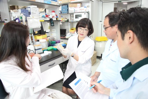 한국생명공학연구원 줄기세포연구센터 손미영(가운데) 박사가 연구팀과 함께 장 오가노이드에서 배양한 유산균을 들고 논의하고 있다. 생명공학연구원 제공