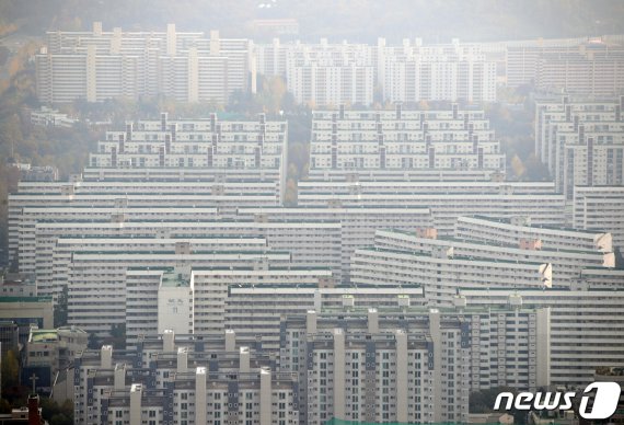 지난해 11월 분양가 상한제 대상으로 선정된 서울 강남구 대치동 아파트의 모습.(뉴스1DB)2020.3.15/뉴스1
