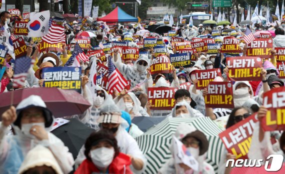 자유연대 및 집회 참가자들이 지난 8일 오후 서울 종로구 경복궁 인근에서 정부 정책을 규탄하며 손팻말을 들고 있다./사진=뉴스1