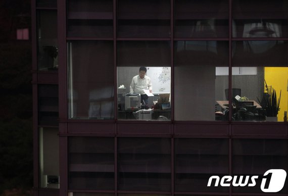 주 52시간 근무제 시행 첫날 야근하는 직장인. 2018.7.2/뉴스1