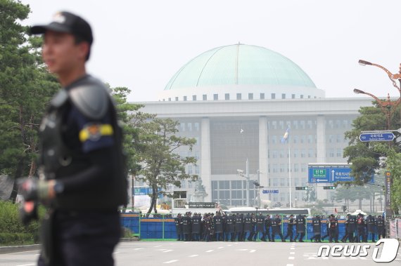 여의도 국회 앞 노동자 집회에 대비하는 경찰들..2019.7.18/뉴스1