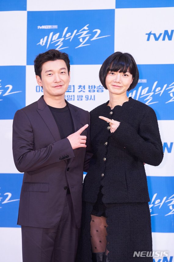 [서울=뉴시스] 11일 오후 진행된 tvN 새 토일드라마 '비밀의 숲2' 온라인 제작발표회에 참석한 배우 조승우, 배두나. (사진 = tvN) photo@newsis.com