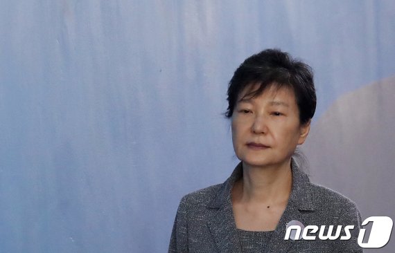 김종인, 박근혜 탄핵 ·이명박 구속 대국민 사과 검토...당 쇄신 차원