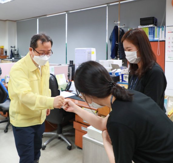조광한 남양주시장 11일 퇴계원읍사무소 직원 격려. 사진제공=남양주시