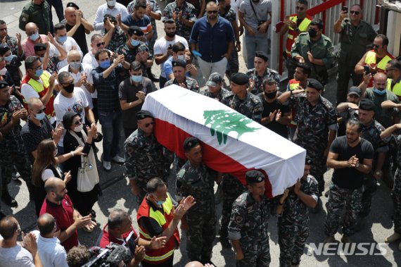 [베이루트=AP/뉴시스]11일(현지시간) 레바논 베이루트의 소방청에서 열린 장례식에서 소방대원들이 지난주 폭발 참사로 숨진 동료의 관을 운구하고 있다. 2020.8.12.